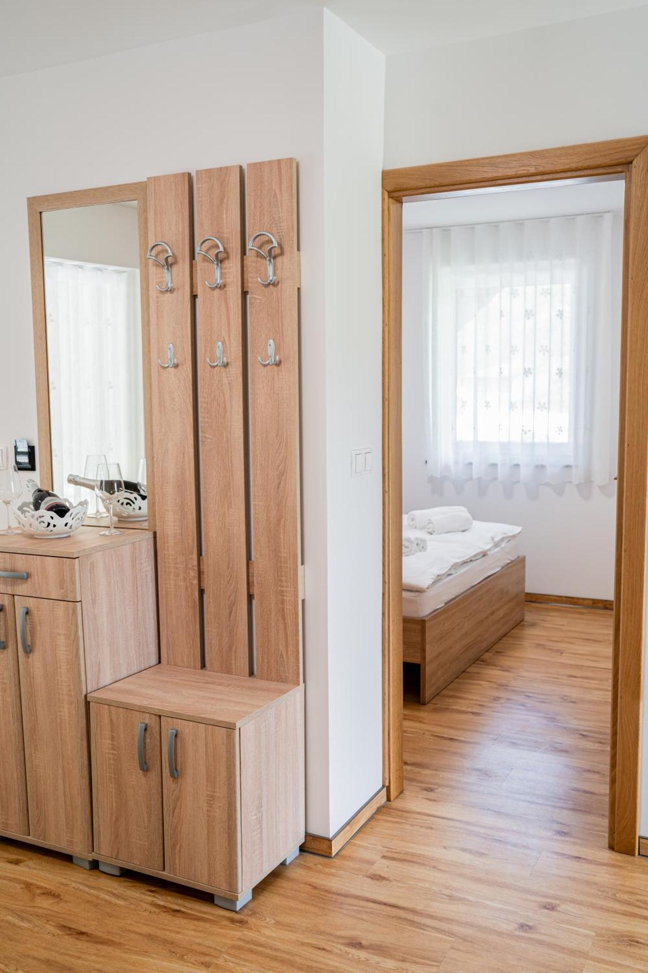 Ribnik Stari Trg Apartment Lesicno Bilik gambar