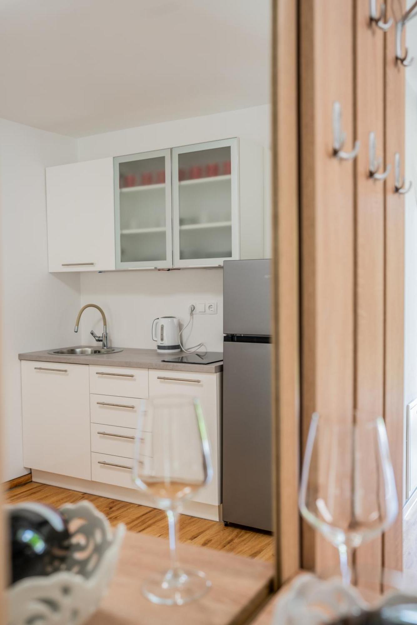Ribnik Stari Trg Apartment Lesicno Bilik gambar