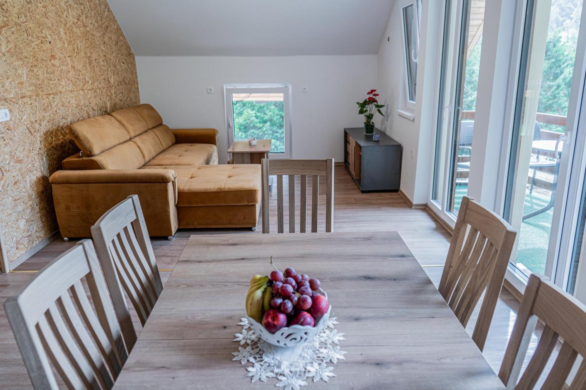 Ribnik Stari Trg Apartment Lesicno Bilik gambar