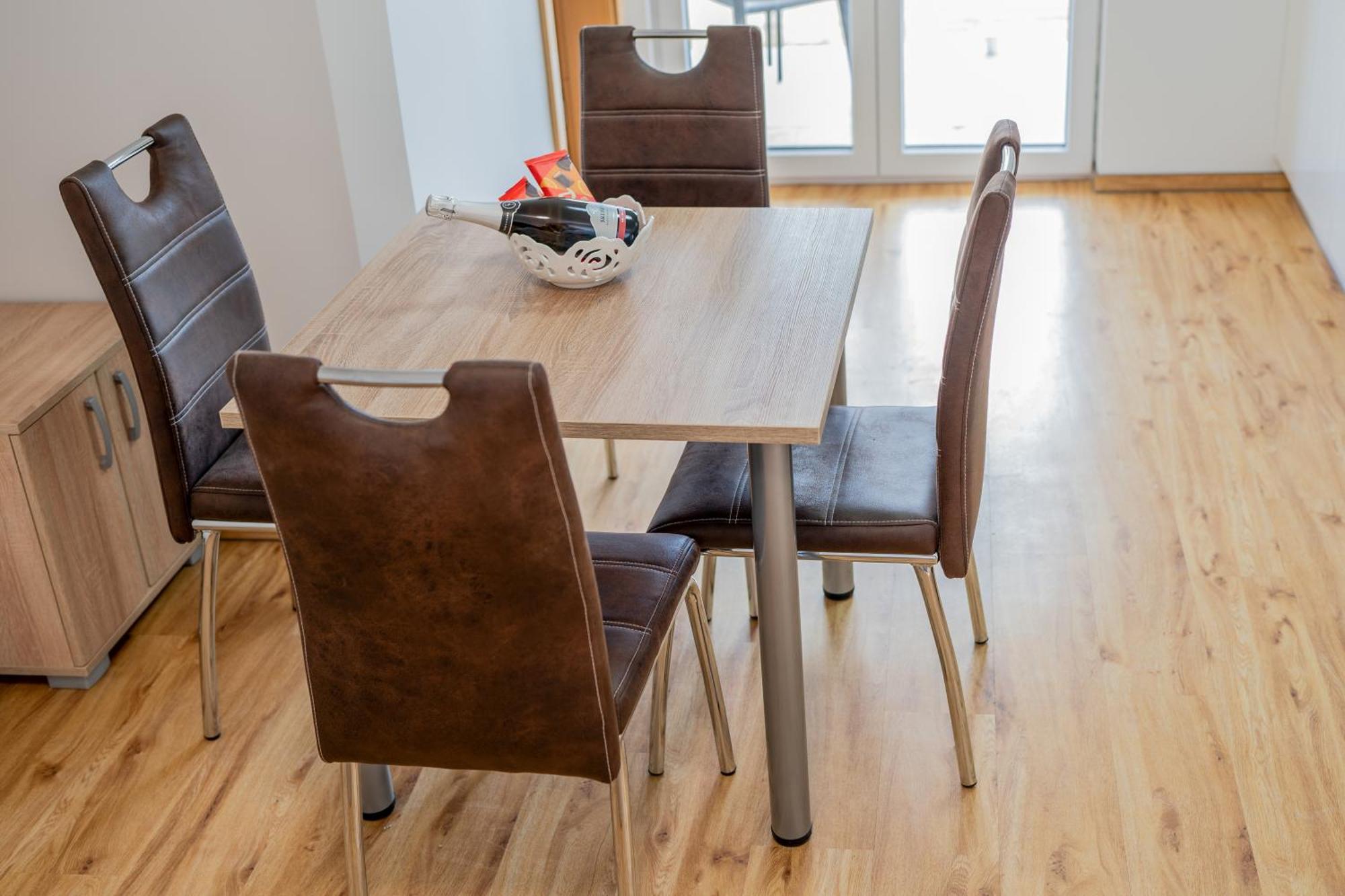 Ribnik Stari Trg Apartment Lesicno Bilik gambar