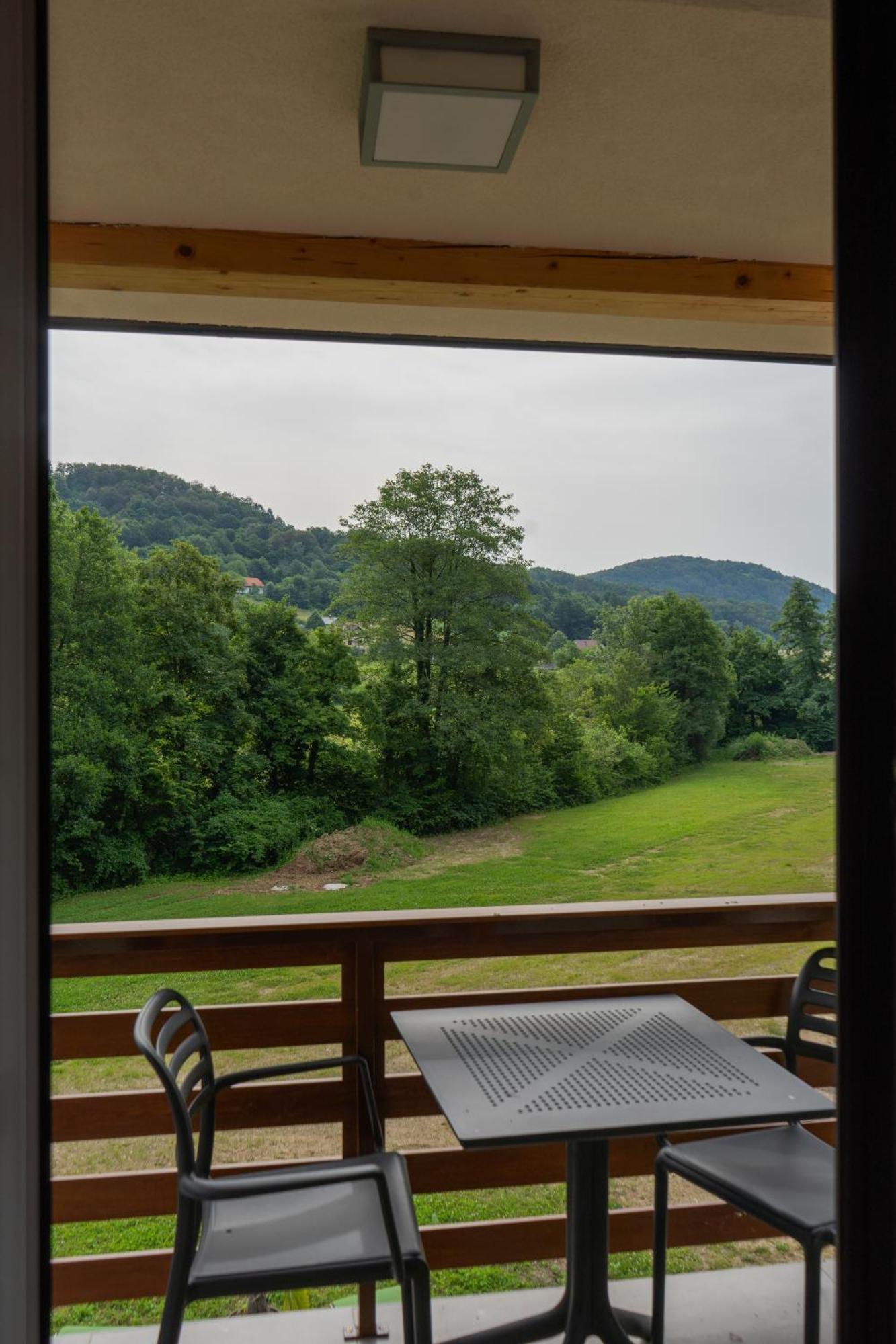 Ribnik Stari Trg Apartment Lesicno Bilik gambar